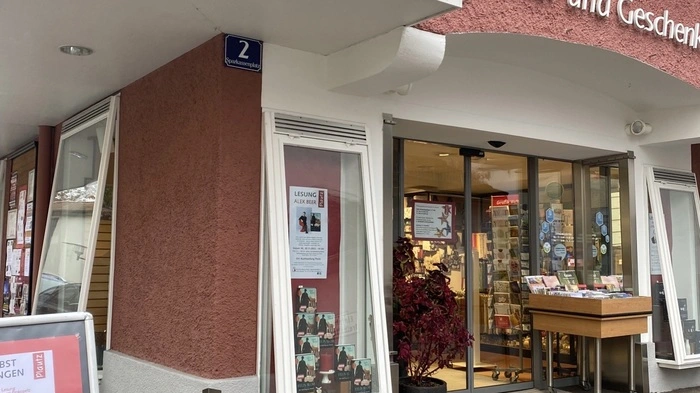 Im Rahmen ihrer Diplomarbeit verschenkten Schülerinnen der HAK Weiz in Zusammenarbeit mit der Buchhandlung Plautz mehr als 40 Kinder- und Jugenbücher.
