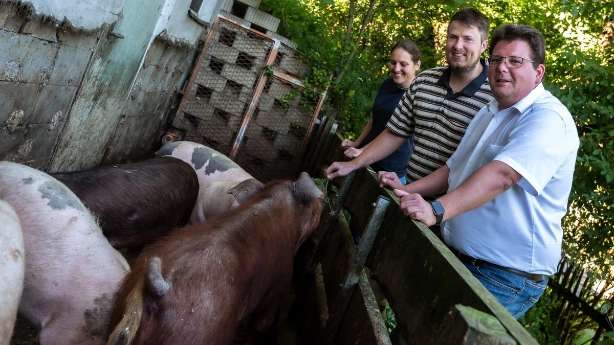 Veterinär-Referent Stadtrat Christian Pober, Biobauer Michael Köchl und Veterinärin Theresia Meschik (von rechts)