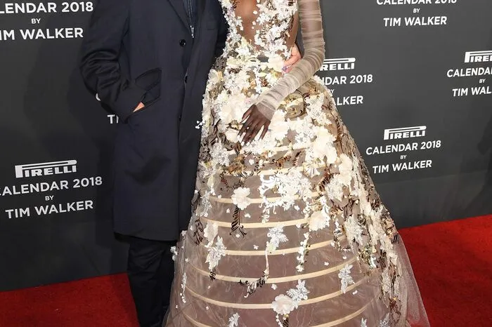 Fotograf Tim Walker mit Duckie Thot - das 22-jährige Model hat die Rolle der "Alice" übernommen