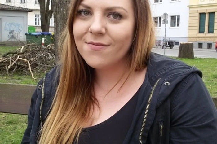 Dana Sachadonig, Studentin: Ich habe aus finanziellen Gründen kein Auto. Am Land habe ich immer eines gehabt aber in Graz brauche ich es nicht. Hier geht es mir mit dem Auto zu langsam. Man könnte die Öffis günstiger machen, das würde die Verkehrssituation bestimmt entlasten. Aber das müsste von der Politik kommen.