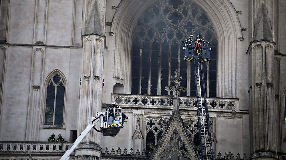 Die gotische Sankt-Peter-und-Paul-Kathedrale in Nantes war in der Nacht auf Samstag vergangener Woche bei einem Brand schwer beschädigt worden