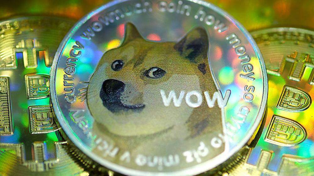 In this photo illustration, visual represenDie japanische Hunderasse Shiba Inus dient als Vorlage für das Doge-Maskottchentations of digital cryptocurrencies, Dogecoin and Bitcoin, are arranged on J