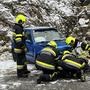 Die Autofahrerin kam von der schneeglatten Fahrbahn ab