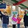 Ludwig, Valerie, Nils sind drei der 13 Kinder, die nun die neuen Stimmen in Zug und Bus sind– am Foto mit Katja Hausleitner vom Kinderbüro Steiermark