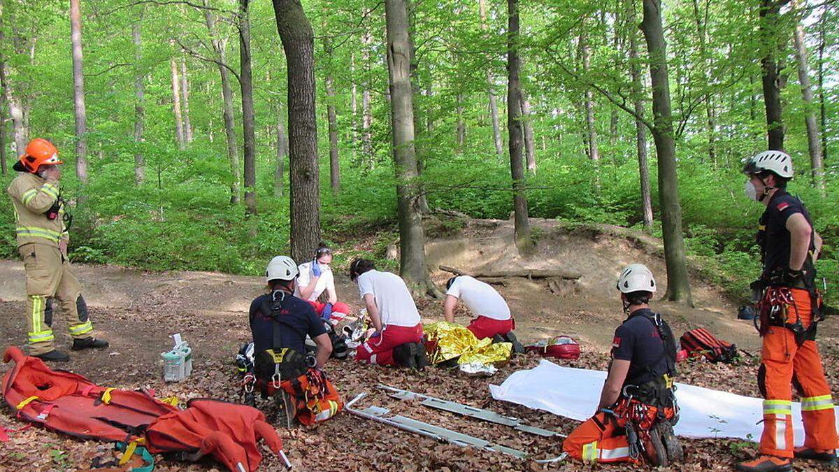 Der Bub wurde aus dem Waldstück gerettet und medizinisch versorgt