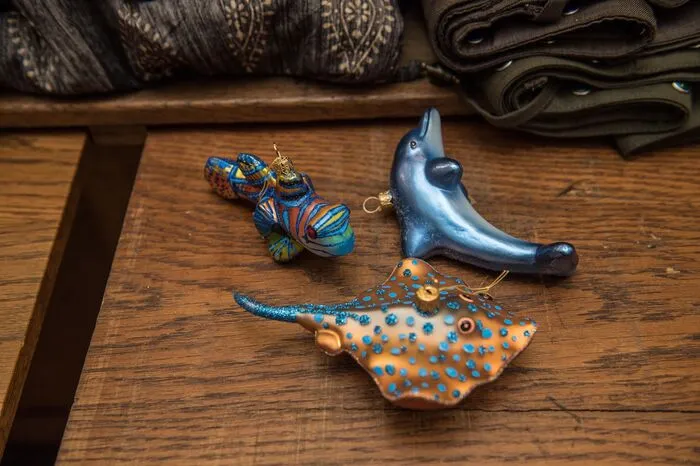 Es gibt nichts für den Christbaum, was es beim Haller nicht gibt: Rochen, Delphin und Fisch ...