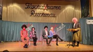 "Im Gerichtssaal" auf der Bühne: Lorenz Brandstätter, Denise Brettner, Meinhard Huber, Ulrike Krammer, Hans-Peter Huber (v.l.n.r.)