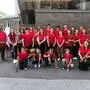 Zahlreiche Kinder und Jugendliche haben sich in ihren roten T-Shirts zu einem Gruppenfoto aufgestellt