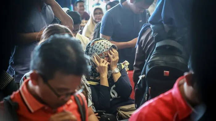 189 Menschen waren an Bord der Maschine, die vor der Küste Indonesiens ins Meer gestürzt ist. Schock und Trauer bei den Angehörigen ist groß.