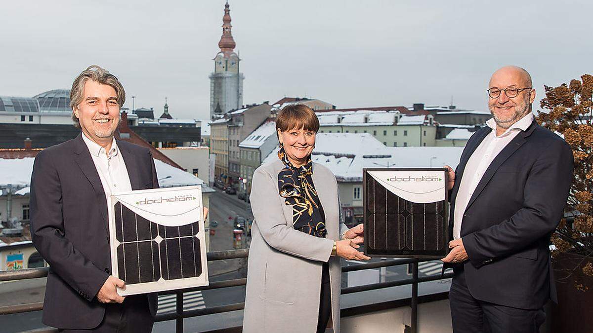 BKS Bank Vorstandsvorsitzende Herta Stockbauer, flankiert von den Vorständen der Stadtwerke Klagenfurt, Harald Tschurnig und Erwin Smole. &quot;Kapitalströme nachhalrtig lenken.&quot;