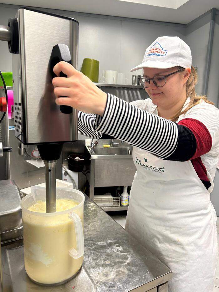 Mitarbeiterin Carina Vrbnjak bei der Herstellung von Vanilleeis