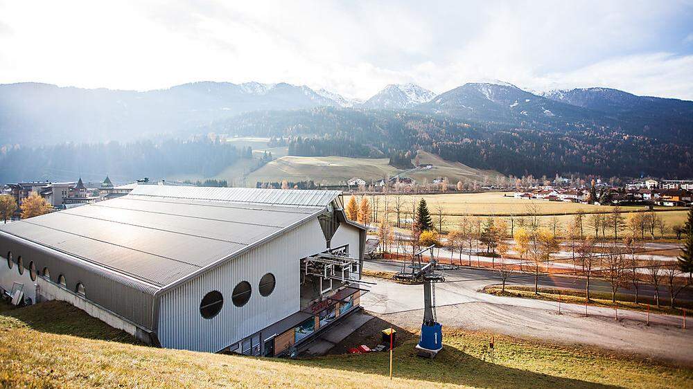 Direkt gegenüber der Talstation der Pustertaler Bergbahnen wird die Talstation für die Zehner Gondelbahn auf den Grenzkamm errichtet 