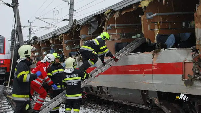 Am Bahnhof Niklasdorf (zwischen Leoben und Bruck/Mur) stießen am Montag zwei Personenzüge zusammen.