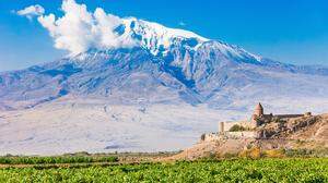 Das Kloster Chor Wirap direkt an der Grenze zur Türkei, hinter der der Ararat liegt