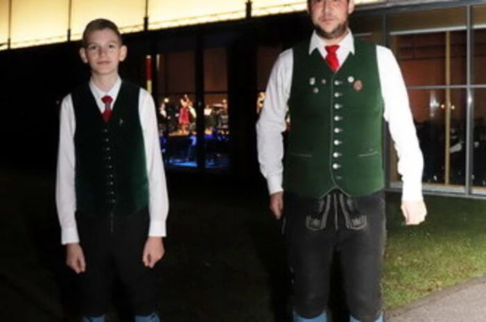 12. Verleihung der Kärntner Löwen Der „Kärntner Löwe“ gilt als Auszeichnung für Musikkapellen mit nachweislich erfolgreicher Teilnahme bei Wertungsspielen als wird als Wertschätzung ihrer Qualitätssteigerung verliehen. Die Verleihung der Kärntner Löwen durch das Land Kärnten fand heuer bereits zum 12. Mal statt. Bisher in den Räumlichkeiten der Kärntner Landesregierung verliehen, wird sie seit 2018 in die würdevolle „Gala der Blasmusik“ eingebunden. 16 Vereine erhielten heuer diese verdienstvolle Auszeichnung. Vier Vereine bekamen durch Ihre fleißige Teilnahme an Wettbewerben bereits zum 5. Mal den Kärntner Löwen.Kärntner Löwe zum 2. Mal:• EMV - Stadtkapelle St. Veit an der Glan – Bezirk St. Veit • Marktmusik Treffen – Bezirk Villach • Gemeinde Trachtenmusikkapelle Weißenstein – Bezirk Villach• Trachtenkapelle Wulfenia Tröpolach – Bezirk HermagorKärntner Löwe zum 3. Mal:• Bauernkapelle Birnbaum – Bezirk Hermagor• Gailtaler Trachtenkapelle Egg- Bezirk Hermagor• Trachtenkapelle Mörtschach – Bezirk Spittal• Musikkapelle Oberdrauburg – Bezirk Spittal• Bergkapelle St. Stefan / Lavanttal – Bezirk WolfsbergKärntner Löwe zum 4. Mal:• Trachtenkapelle Alpenrose Waidegg – Bezirk Hermagor• Trachtenkapelle Dellach/Drau – Bezirk Spittal• Musikverein Möchling-Klopeiner See – Bezirk VölkermarktKärntner Löwe zum 5. Mal:• Trachtenkapelle Irschen – Bezirk Spittal• Trachtenkapelle Steinfeld – Bezirk Spittal• Glantaler Blasmusik Frauenstein – Bezirk St. Veit• Musikverein Glantal-Liebenfels – Bezirk St. Veit Die Gala der Blasmusik wurde auch genutzt um die Bundeswettbewerbsteilnehmer 2019 nochmals auf die Bühne zu holen und ihnen von Seiten des Kärntner Blasmusikverbandes zu den hervorragenden Leistungen zu gratulieren.• Die Trachtenkapelle Irschen erreichte den 2. Platz beim Bundeswettbewerb Musik in Bewegung 2019 in Bischofshofen. • Die beiden Jugendorchester die KlangWolke aus dem Lavanttal und die JUBLAMU der Musikschule Feistritz/Drau Weissenstein haben Kärnten beim 9. Österreichischen Jugendblasorchester-Wettbewerb 2019 in Grafenegg würdevoll vertreten. • Die neu gegründete „Junge Bläserphilharmonie Kärnten“ war Teilnehmer des 1. Österreichischen Blasorchesterwettbewerbes der Höchststufe 2019 in Grafenegg.  