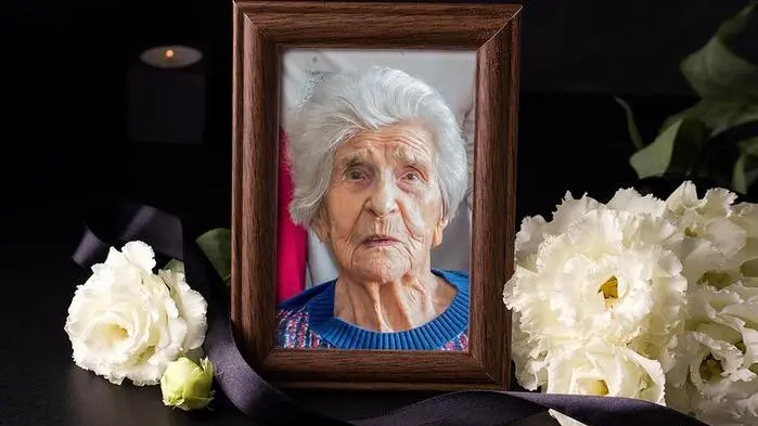 Ein Foto von einem gerahmten Bild einer alten Dame