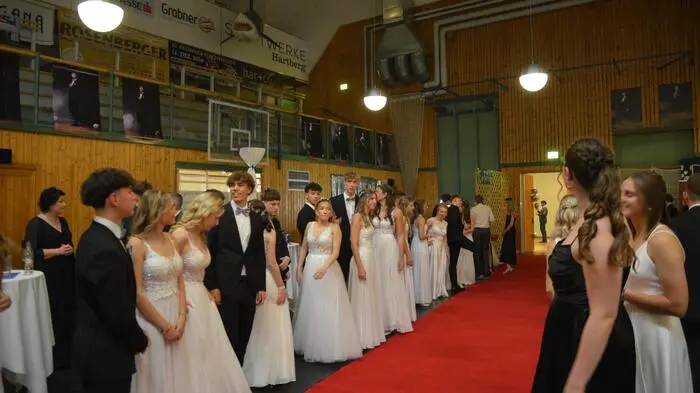 Die Maturanten der 8ds und 8es des Gymnasiums Hartberg luden am Samstag in die Stadtwerke-Hartberg-Halle zu ihrem Maturaball.