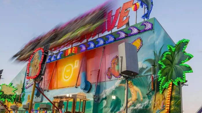 50 Fahrgeschäfte und Buden, Kulinarik, Live-Musik mit Bands, Kinderschminken, Zaubershows und vieles mehr 