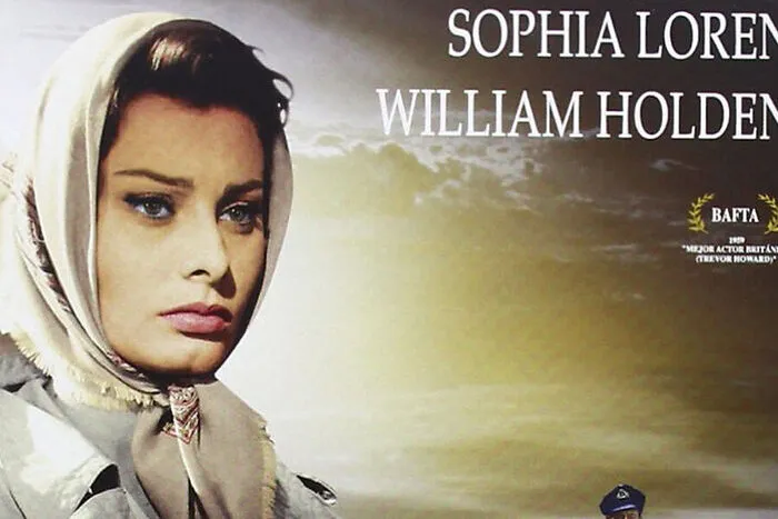 Sophia Loren in „Der Schlüssel“ (1958).Wohl eine der schönsten Trenchcoat-Trägerinnen aller Zeiten: Wohnungseigentümerin Stella, die während des Zweiten Weltkriegs einen Mann nach dem anderen verliert, sobald sie einen Schlüssel zu ihrem Appartment besitzen.