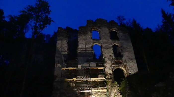 Ein mystisches Ambiente bog die Burgruine Waxenegg am vergangenen Samstag für ein Konzert des Musikvereins Anger.