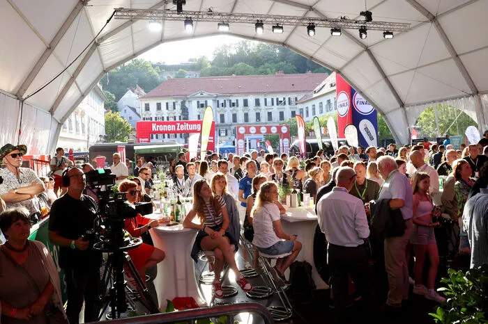 Das Festzelt auf dem Karmeliterplatz war voll