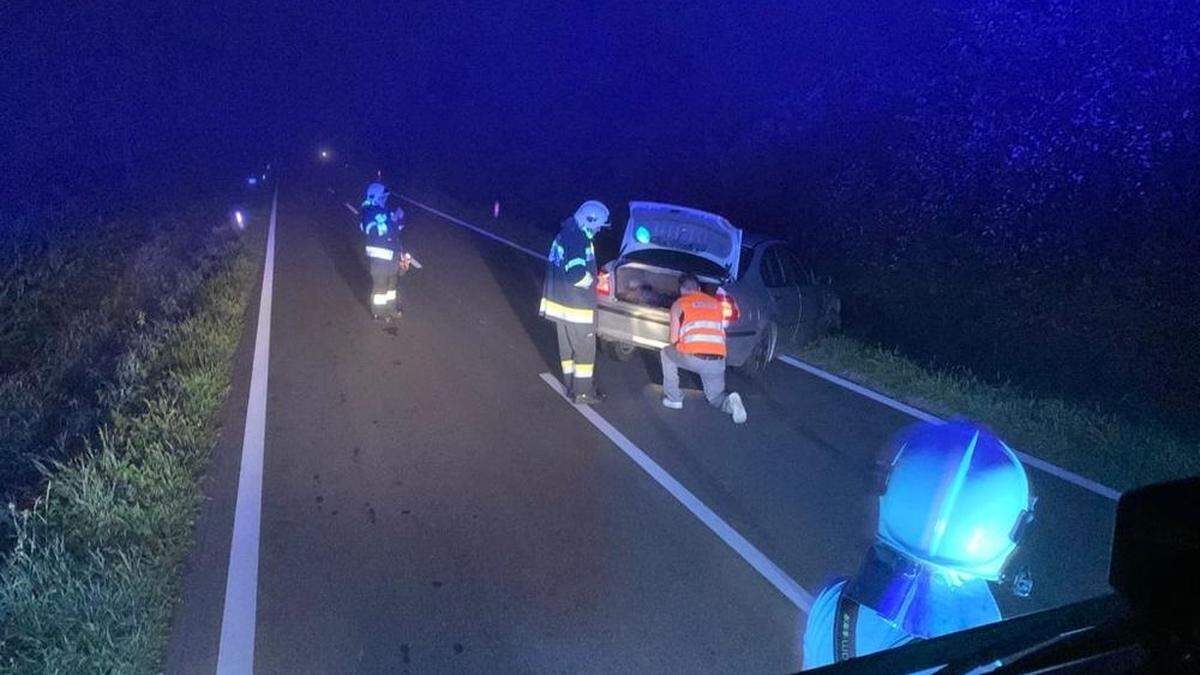 Die Feuerwehr Fresing-Kitzeck barg das Fahrzeug mittels Seilwinde