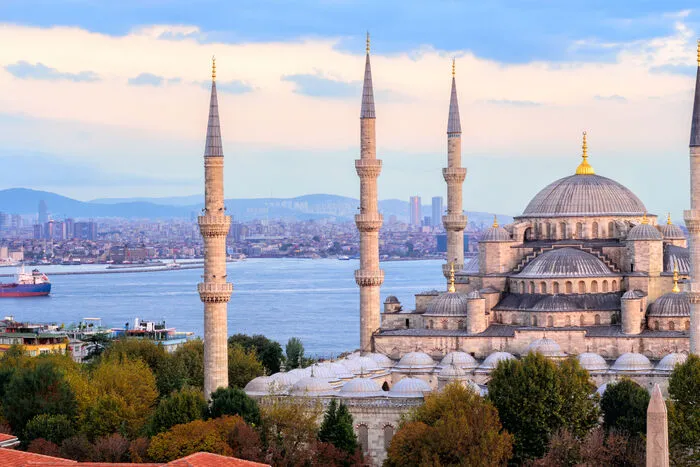 Die blaue Moschee ist eine der größten muslimischen Glaubenshäuser der Welt - unbedingt reinschauen - sie ist dank der sechs Minarette leicht zu erkennen und zu finden.