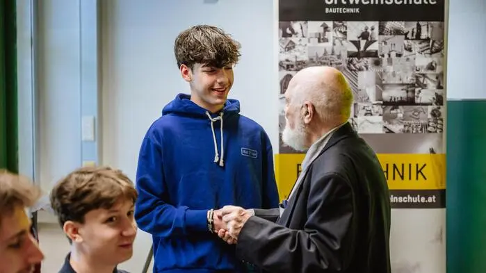 Klassensprecher David Sadar mit Rudolf Paschek, der 1964 an der Ortweinschule maturierte und das 60-jährige Klassentreffen organisierte. 