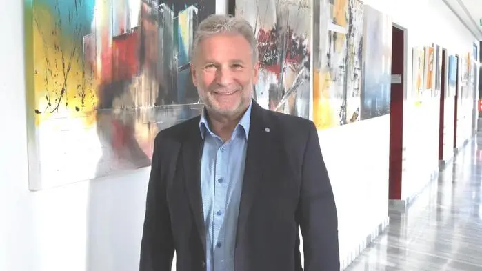 Dass er nicht nur als Sänger die Fans auf der Bühne mit Liedern begeistern kann sondern auch als Kunstschaffender ein großes Talent aufweist, bewies am Donnerstag Gottfried „Friedl“ Würcher, seines Zeichens viel umjubelter Frontman der „Nockis“. 