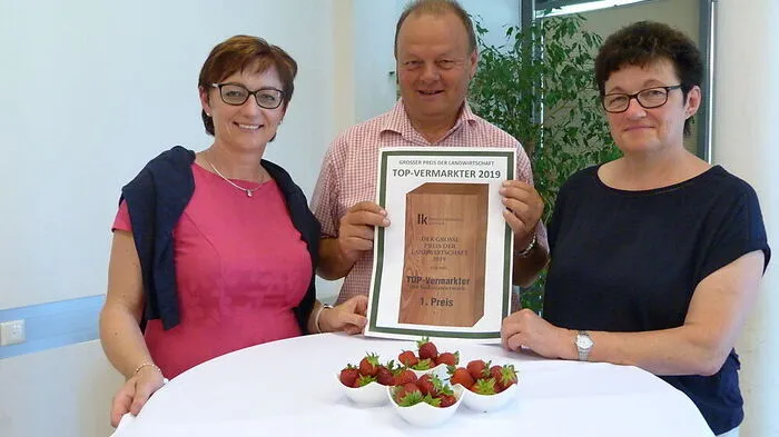 Kammerobmann Günther Rauch mit Bezirksbäuerin Maria Matzhold (re.) und Magdalena Siegl