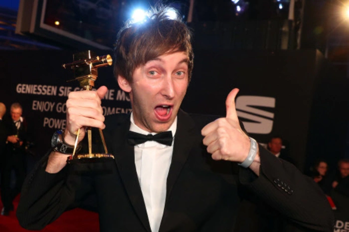 Comedian Freshtorge bringt seine eigene 'Goldene Kamera' mit.