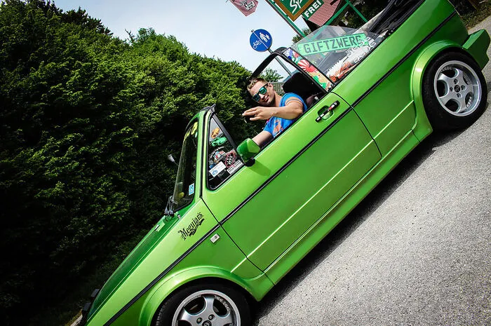 Manuel Walcher, 26, Leoben, Pflegehelfer„Ich wollte unbedingt ein Golf Cabrio. Es ist einfach ein Kultauto. Nach den vielen Umbauten hat er mittlerweile 110 PS. Aber natürlich ist das Cabrio nur mein Sommerfahrzeug. Sonst bin ich mit einem VW Passat unterwegs. Die vielen Pickerl auf meinem Cabio hinten sind eine richtige Sucht. Man fängt mit einem oder zwei an und kann dann nicht mehr aufhören. Heute haben wir auch schon wieder ein paar neue gekauft.“
