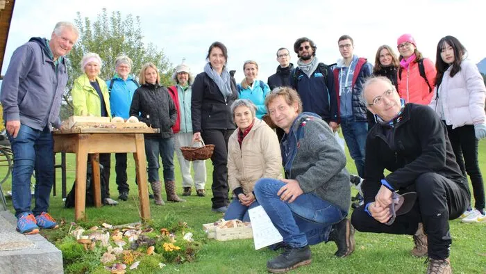 Pilzexperte Edmund Wallisch (kniend, zweiter von rechts) mit den Teilnehmern.
