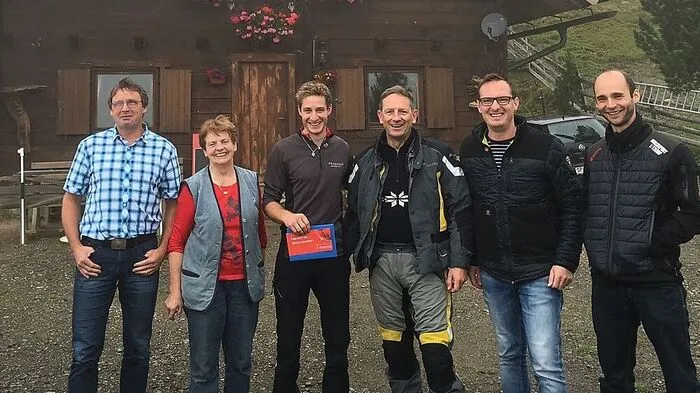 Jürgen Erlacher (Dritter von links) wurde von Agrarlandesrat Christian Benger und Bürgermeister Michael Maier bereits spontan besucht und geehrt