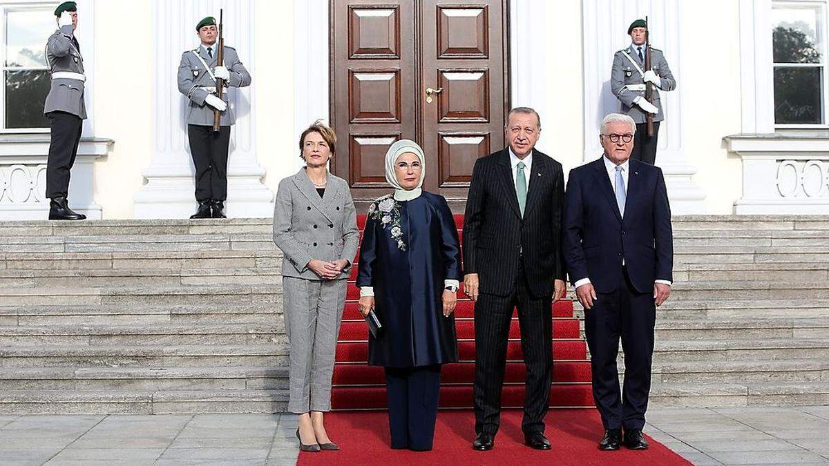 Recep Tayyip Erdogan und seine Frau Emine flankiert von Frank-Walter Steinmeier und dessen Frau Elke Büdenbender 