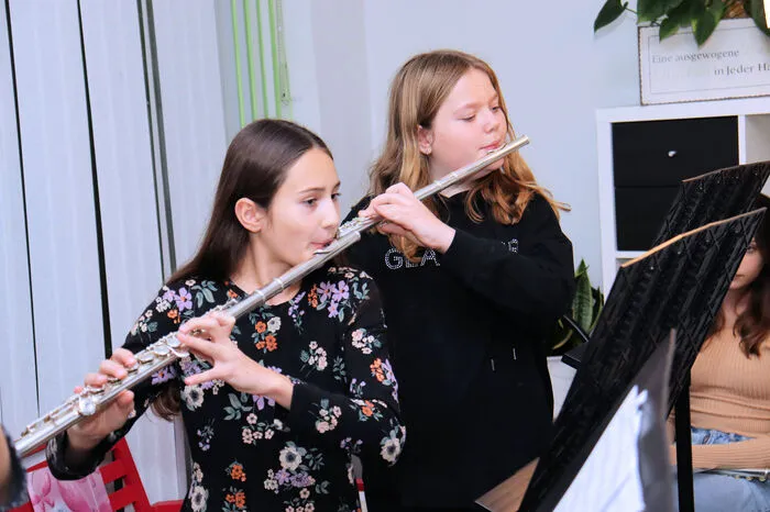 Mit ihren musikalischen Darbietungen begeisterten die Schüler und Schülerinnen die Besucher und brachten weihnachtliche Stimmung in den gelungenen Abend.