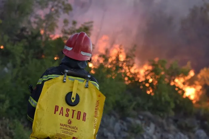 Offenbar gibt es an die 80 Verletzte, die meisten von ihnen Feuerwehrmänner.