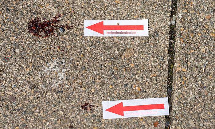 Blutspuren am Boden zeugen von tödlichen Attacke