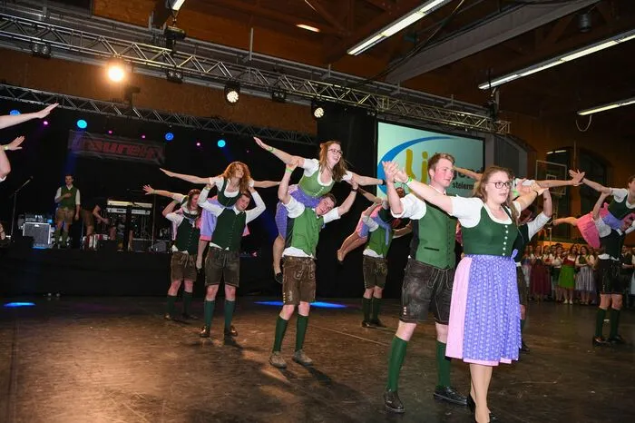 Der Tag wurde mit rund 2200 Gästen, darunter auch zahlreiche Ehrengäste wie Landesrat Johann Seitinger und Franz Titschenbacher, Präsident der Landwirtschaftskammer Steiermark, begangen.