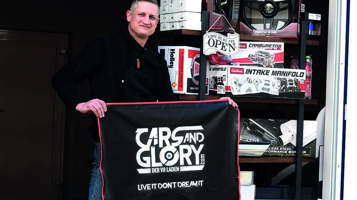 Aaron Schüßler vor seinem Geschäft