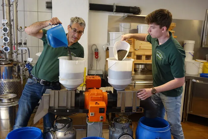 Wilfried und Clemens Lackner beim Nachfüllen.