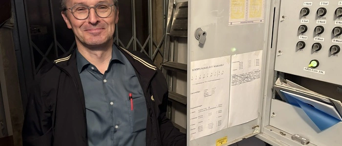 Herbert Bolterauer vor der Steuerungseinheit für das Glockenspiel