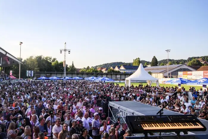 Das Fußballstadion in Gnas wurde kurzerhand in eine Konzertbühne umgewandelt.