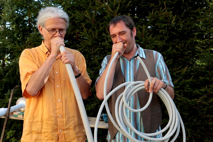 Alfred Lang und Christoph Wundrak alias "Lawuzwio" spielten nicht nur auf ihren Blechblasinstrumenten, sondern auch auf Selbstgebasteltem.