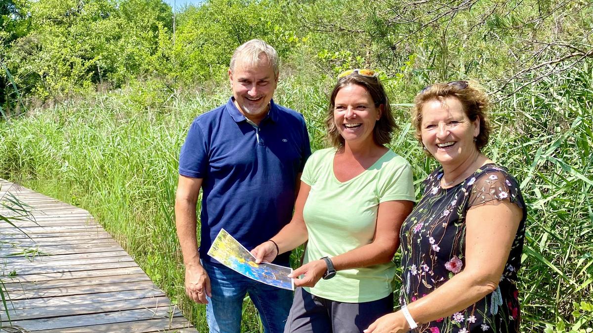 Die erfolgreichen Renaturierungsmaßnahmen im Attemsmoor sorgen bei Bürgermeister Johann Lappi, Naturschutzbeauftragter Andrea Bund und Landesrätin Ursula Lackner (r.) für Begeisterung