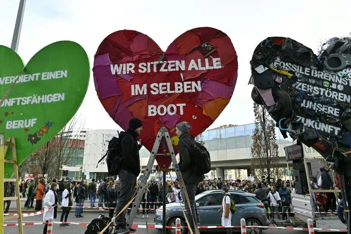 Die Demo zog gegen 12.30 Uhr zur Zwischenkundgebung vor die Wirtschaftskammer Wien (WKW).  