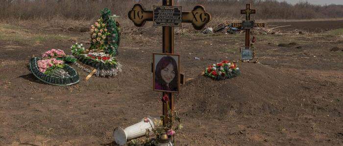 Das Grab eines der unzähligen zivilen Opfer in der Ukraine