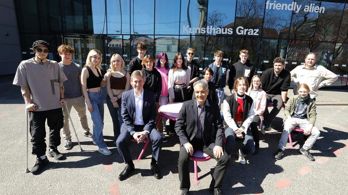 Das Projekt auf der Fassade wird von Schülerinnen und Schülern der Ortweinschule Graz umgesetzt, unterstützt von der Energie Graz – im Foto sind die Geschäftsführer Boris Papousek und Werner Ressi zu sehen