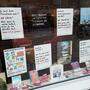Im Schaufenster der Stadtbücherei Lienz wurde eine Plakatreihe zur Gewaltverbrechen an Frauen angelegt