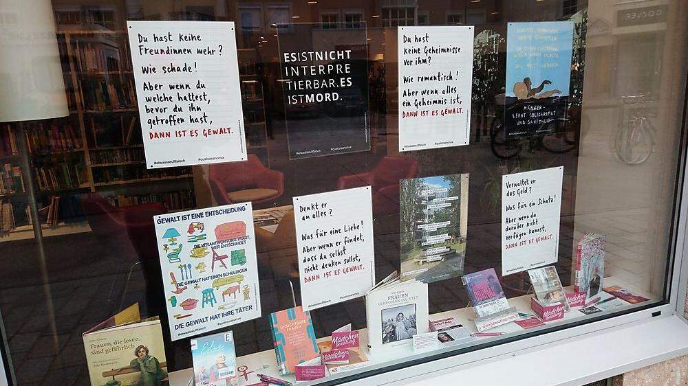 Im Schaufenster der Stadtbücherei Lienz wurde eine Plakatreihe zur Gewaltverbrechen an Frauen angelegt